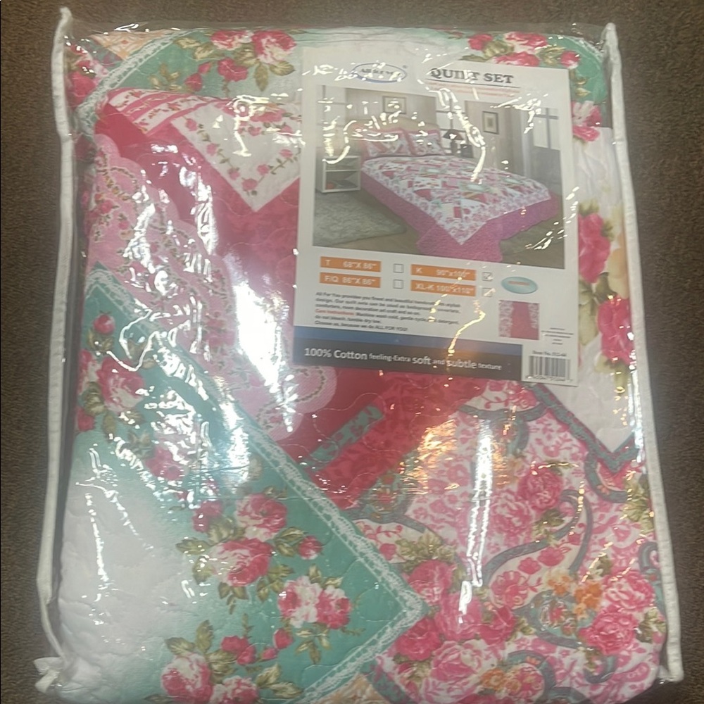 Floral Quilt Set with Pink and Green Accents